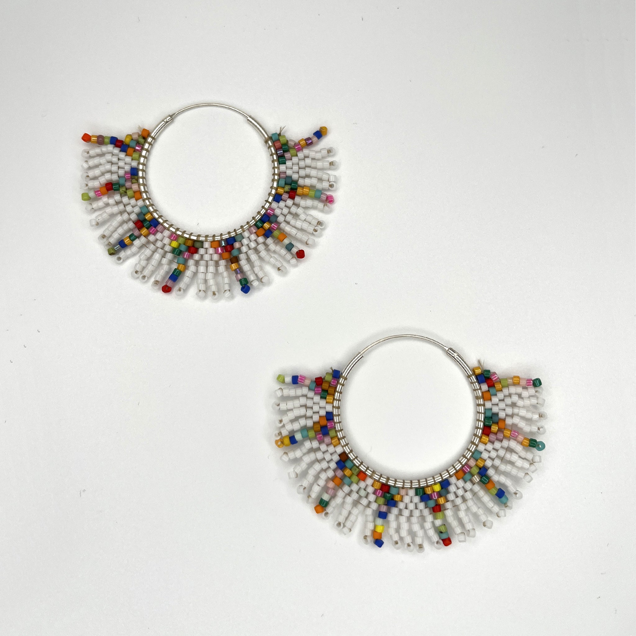 En Flor, pendiente de aro artesanal con la técnica japonesa Miyuki