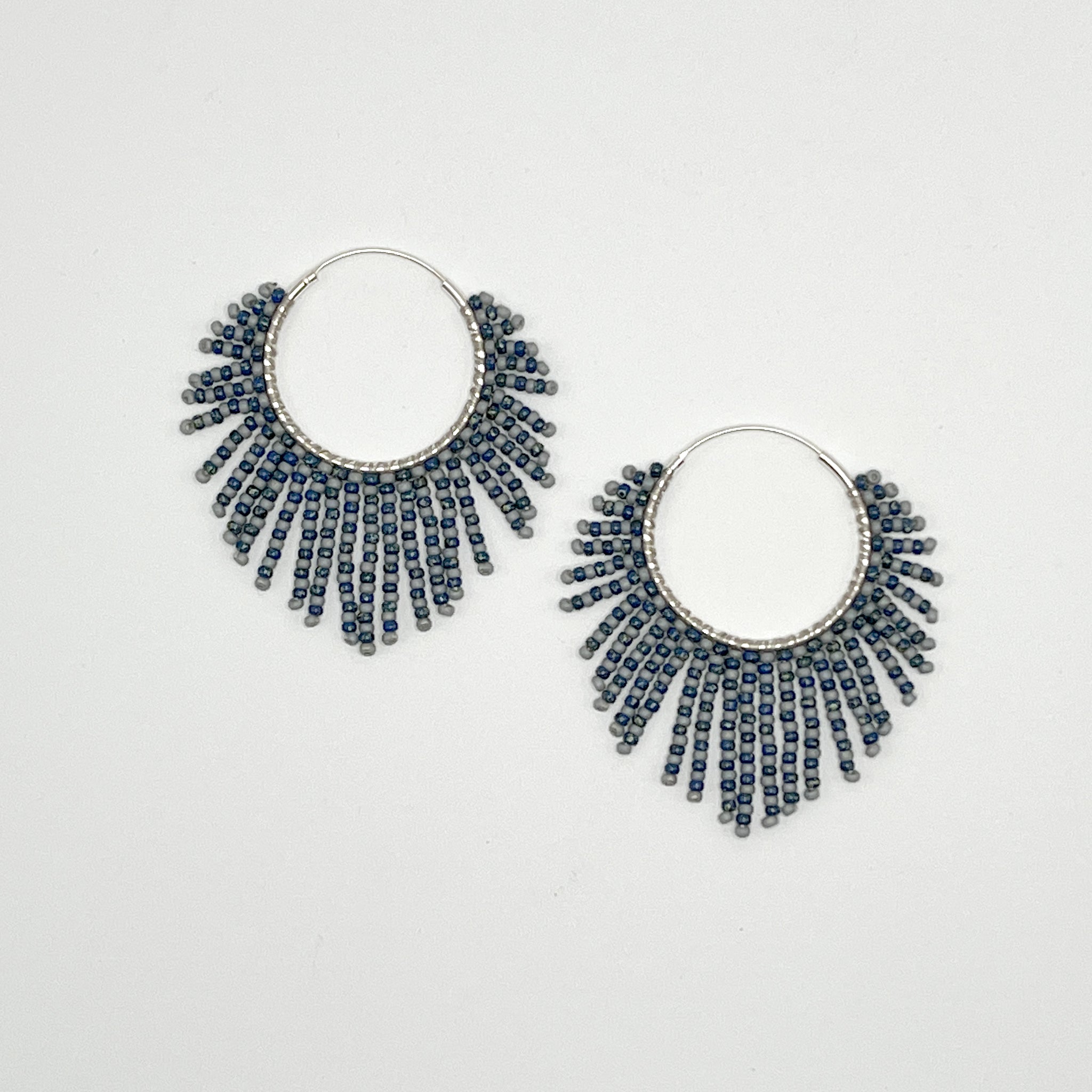 En Flor, pendiente de aro artesanal con la técnica japonesa Miyuki