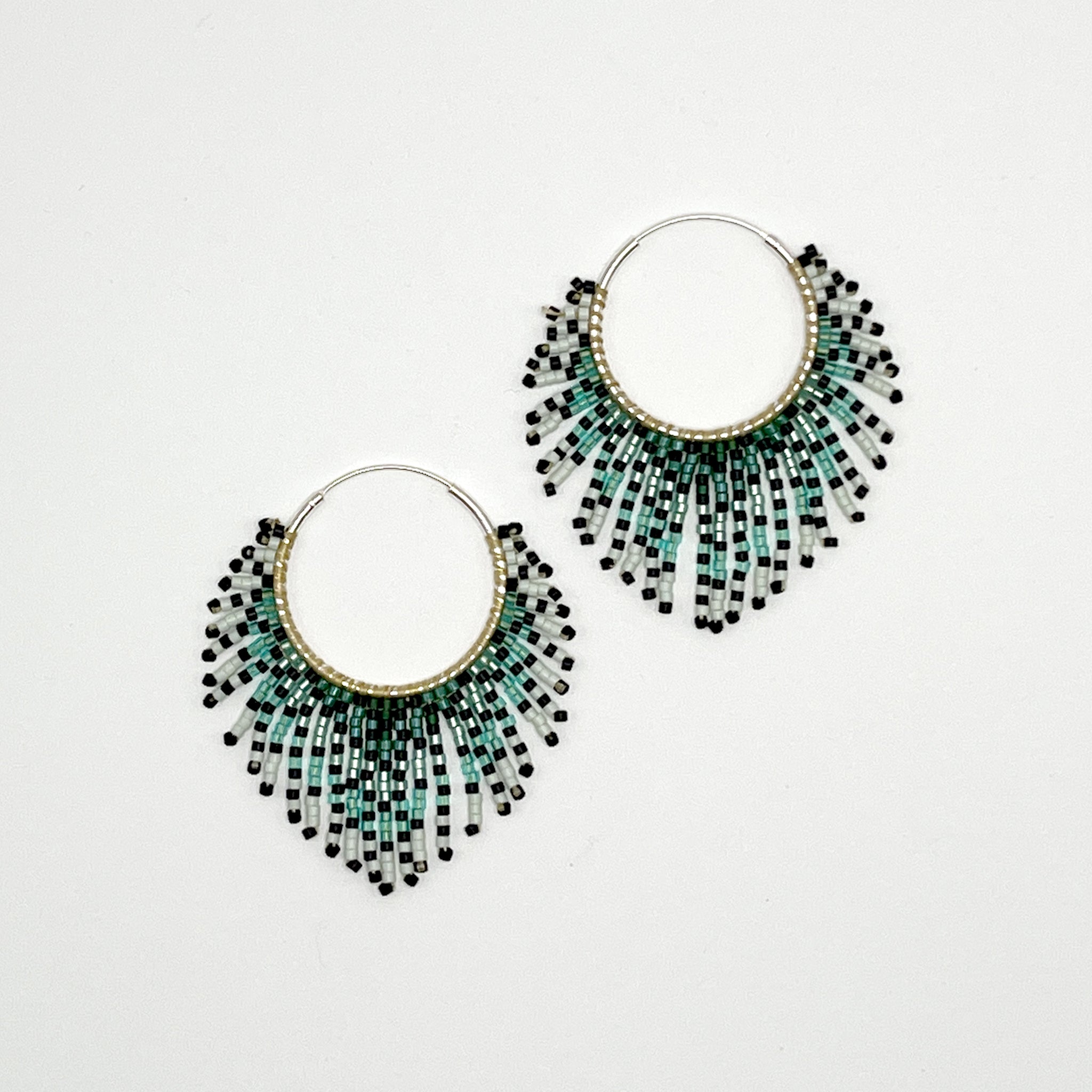 En Flor, pendiente de aro artesanal con la técnica japonesa Miyuki