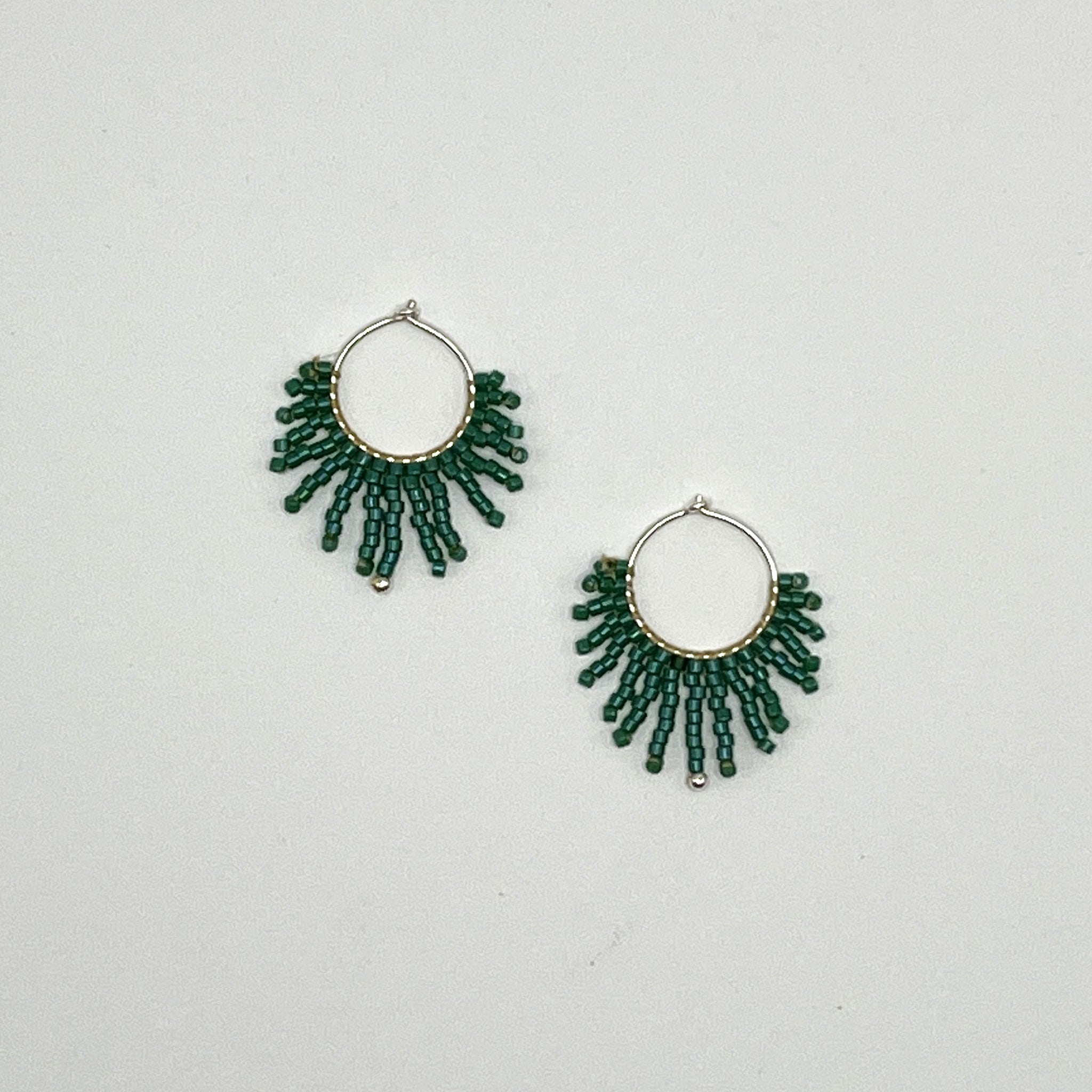 En Flor, pendiente de aro artesanal con la técnica japonesa Miyuki