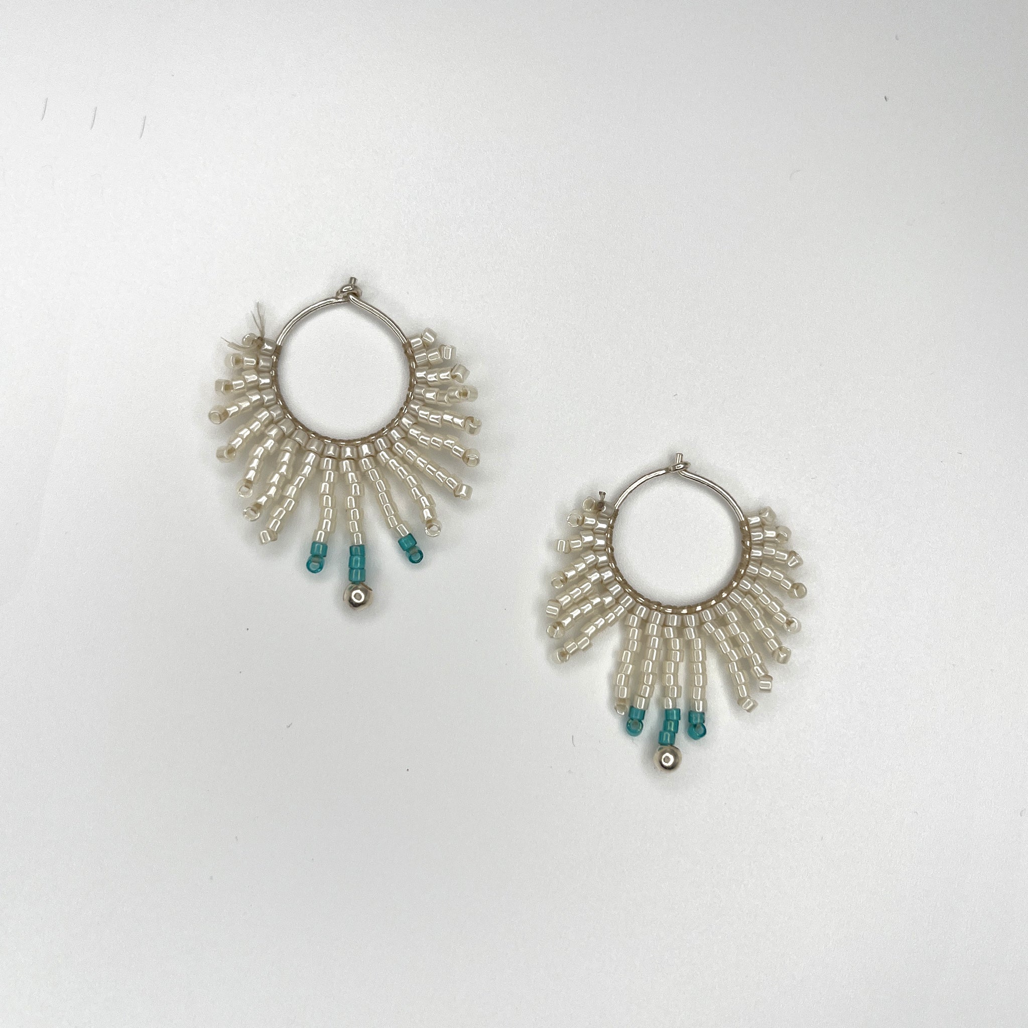 En Flor, pendiente de aro artesanal con la técnica japonesa Miyuki