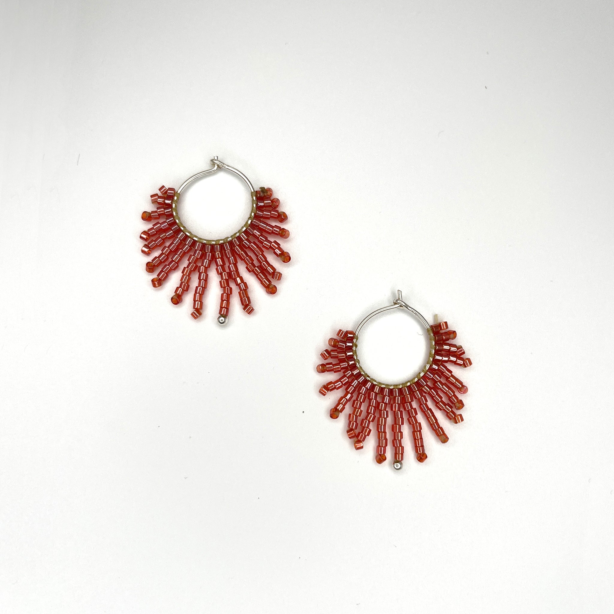 En Flor, pendiente de aro artesanal con la técnica japonesa Miyuki